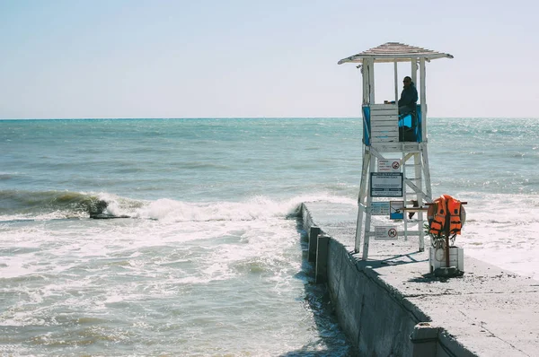 Сочи, Россия - 5 августа 2019 года. Белая башня с спасателем на берегу Черного моря, пустой пляж — стоковое фото