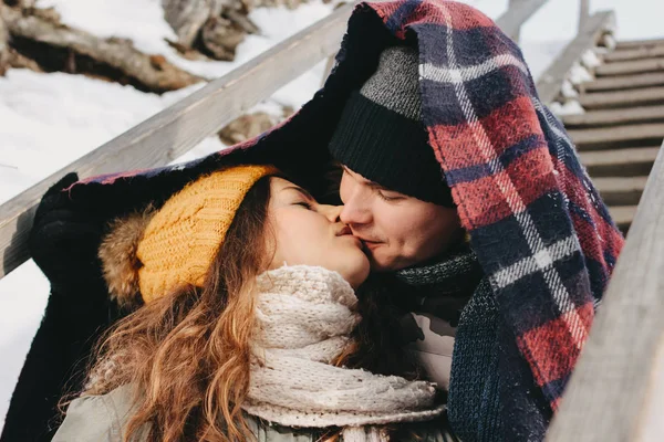 La coppia felice innamorata di fare selfie al parco forestale nella stagione fredda. Viaggio avventura storia d'amore — Foto Stock