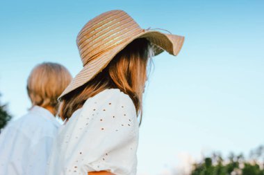 Mavi gökyüzü, kırsal sahne nin arka planda çim çocuk erkek ve kardeş arkadaş yakın portresi