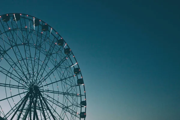 Izzó fények Ferris kerék, üdülő éjszakai élet, háttér, gyönyörű ég. Magas ISO, gabona — Stock Fotó