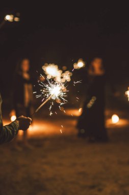 Elinde yanan kıvılcım mum, kutlama olay parti, dikey