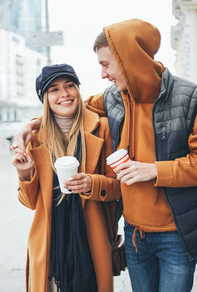 Feliz joven pareja enamorada adolescentes amigos vestidos con estilo casual caminando juntos en la calle de la ciudad en temporada fría — Foto de Stock