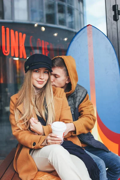 Счастливая молодая пара влюбленных подростков друзья одеты в случайный стиль ходить вместе по улицам города в холодный сезон — стоковое фото