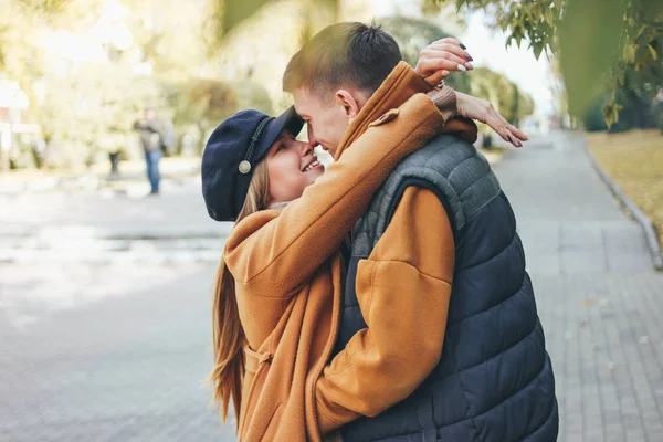 Feliz joven pareja enamorada adolescentes amigos vestidos con estilo casual caminando juntos en la calle de la ciudad en temporada fría — Foto de Stock