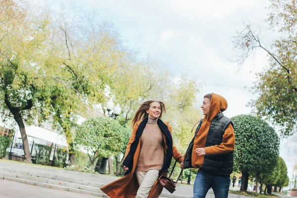 Feliz joven pareja enamorada adolescentes amigos vestidos con estilo casual caminando juntos en la calle de la ciudad — Foto de Stock