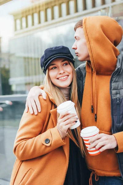 Feliz joven pareja enamorada adolescentes amigos vestidos con estilo casual caminando juntos en la calle de la ciudad en temporada fría — Foto de Stock