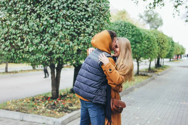 Счастливая молодая пара влюбленных подростков друзья одеты в случайный стиль на осенней улице города — стоковое фото
