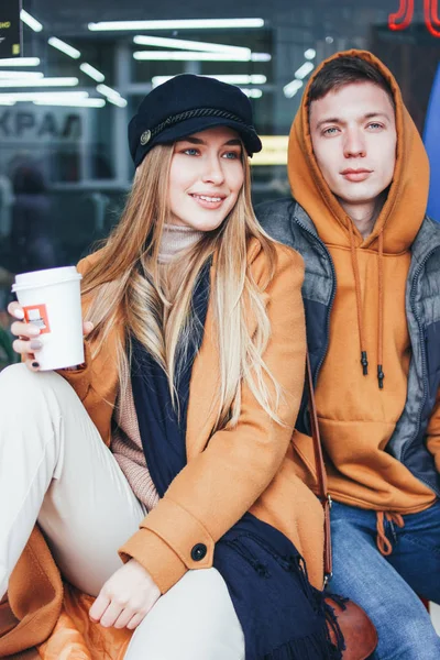 Feliz joven pareja enamorada adolescentes amigos vestidos con estilo casual caminando juntos en la calle de la ciudad en temporada fría — Foto de Stock