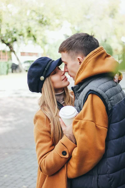 Feliz joven pareja enamorada adolescentes amigos vestidos con estilo casual caminando juntos en la calle de la ciudad en temporada fría — Foto de Stock