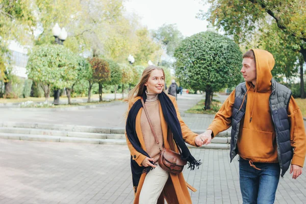 Счастливая молодая пара влюбленных подростков друзья одетые в случайный стиль прогулки вместе по улице города — стоковое фото