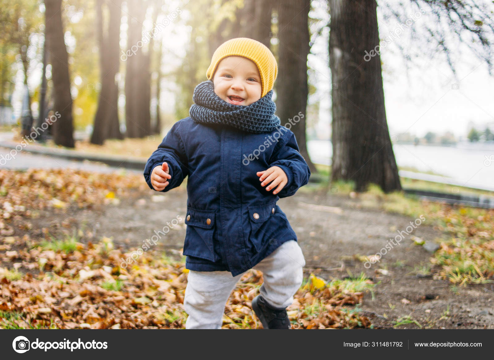 Lindo bebé feliz niño en ropa casual de moda en el parque natural de otoño: fotografía de © GalinaZhigalova #311481792 | Depositphotos