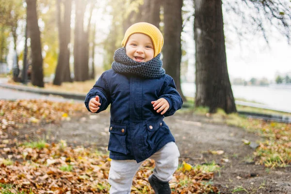 Roztomilý šťastný chlapeček v módní ležérní oblečení v podzimním přírodním parku — Stock fotografie