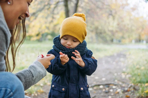 Bébé garçon mignon en vêtements décontractés à la mode explore le monde avec la mère dans le parc naturel d'automne — Photo