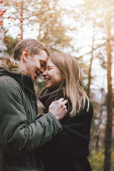 Feliz joven pareja enamorada amigos vestidos con estilo casual caminando juntos en el bosque del parque natural en temporada fría, viajes de la familia advenure — Foto de Stock