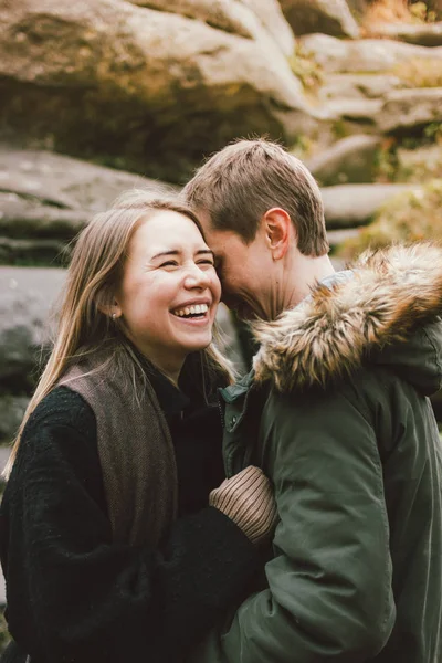 Счастливая молодая пара влюбленных друзей, одетых в случайный стиль прогулки вместе по лесу природного парка в холодный сезон, семейное приключение путешествия — стоковое фото