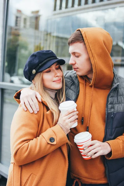 Felice giovane coppia innamorata adolescenti amici vestiti in stile casual camminare insieme sulla strada della città nella stagione fredda — Foto Stock