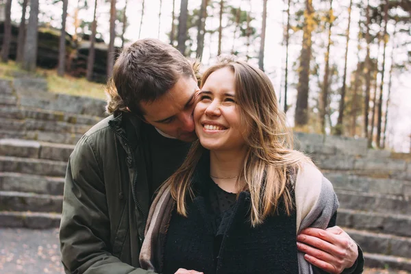 Jovem casal feliz no amor amigos vestidos em estilo casual andando juntos no parque de outono — Fotografia de Stock