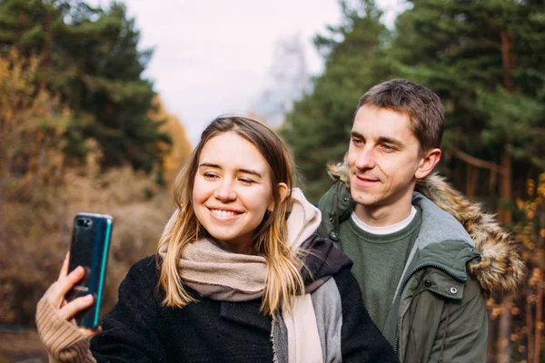 Glückliches junges verliebtes Paar in lässiger Kleidung macht Selfie im Naturpark-Wald — Stockfoto