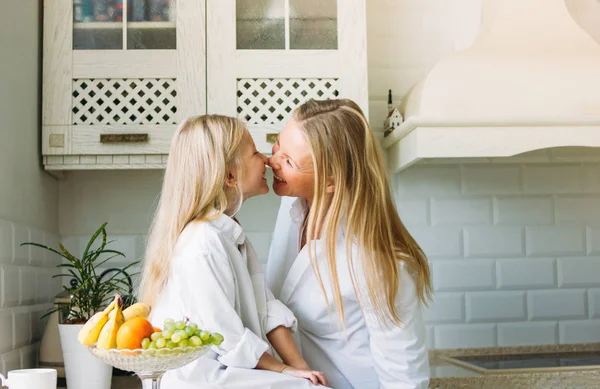 Loira feliz cabelo longo mãe e filha se divertindo na cozinha, estilo de vida familiar saudável — Fotografia de Stock
