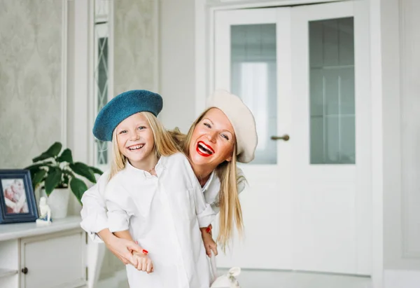 Mladý legrační šťastný veletrh dlouhé vlasy maminka a její roztomilá dcera baví společně v obývacím pokoji, šťastný rodinný životní styl — Stock fotografie