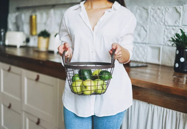 Foto Colheita Jovem Mulher Camisa Branca Segurar Cesta Com Frutas — Fotografia de Stock