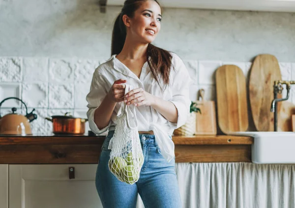 Jonge Aziatische Vrouw Wit Shirt Houden Gebreide Lompenzak Winkel Met — Stockfoto