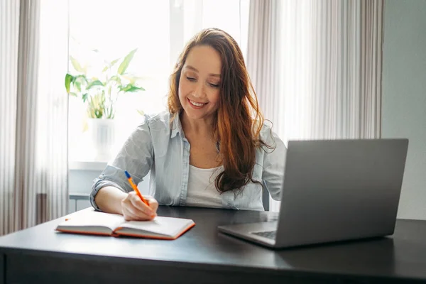 Adulto Sorrindo Mulher Morena Fazendo Notas Livro Diário Com Laptop — Fotografia de Stock