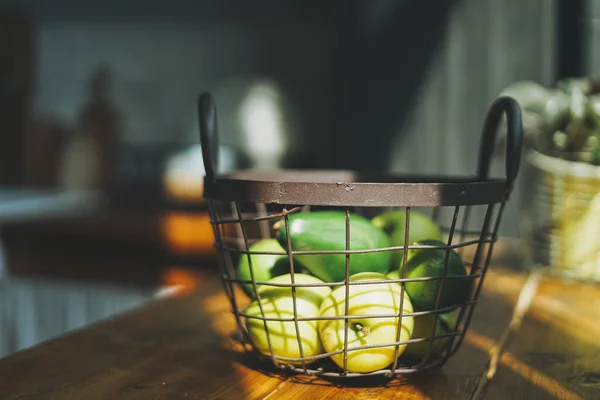 Abacate Verde Fresco Maduro Maçãs Cesta Metal Cozinha Luz Solar — Fotografia de Stock