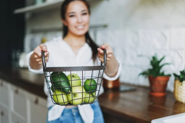 Jovem Mulher Asiática Camisa Branca Segurar Cesta Com Frutas Verdes — Fotografia de Stock