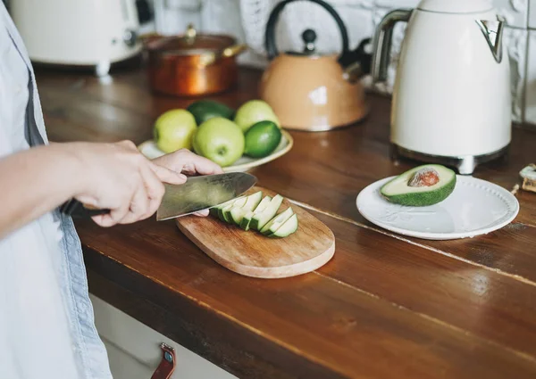 Female Hands Cut Avocado Wooden Working Surface Kitchen Home — Stock Photo, Image