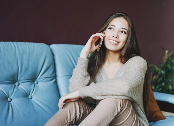 Usmívající Brunetka Asijské Mladá Žena Ležérní Dělat Mluvení Mobilní Sezení — Stock fotografie