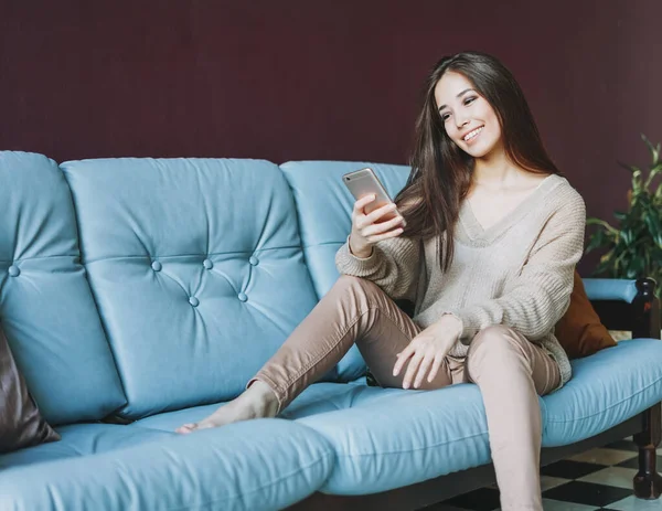 Улыбающаяся Брюнетка Азиатская Молодая Женщина Повседневной Жизни Мобильного Сидя Диване — стоковое фото