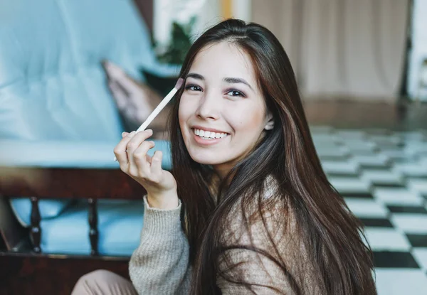Mooie Lange Hait Aziatische Meisje Kijken Naar Spiegel Doen Make — Stockfoto