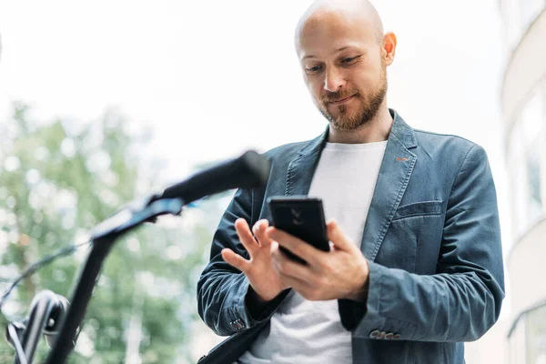 Homem Careca Adulto Barbudo Terno Azul Com Celular Bicicleta Aplicação — Fotografia de Stock