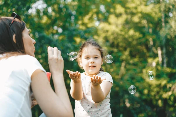 Söt Liten Flicka Blåser Såpbubblor Med Sin Mamma Solig Sommardag — Stockfoto