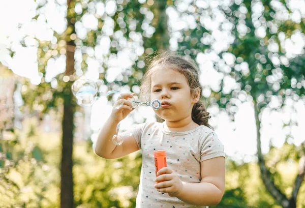 Schattig Peuter Meisje Blaast Zeep Bellen Zonnige Zomerdag — Stockfoto