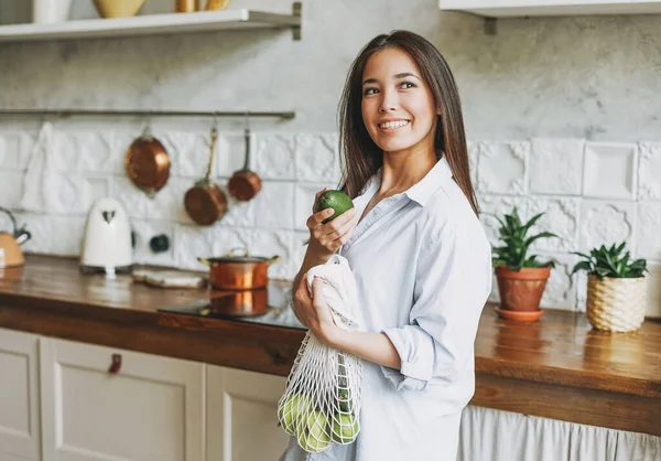 Jonge Aziatische Vrouw Wit Shirt Houden Gebreide Lompenzak Winkel Met — Stockfoto