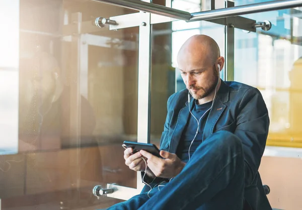 Bonito Homem Careca Barbudo Terno Usando Telefone Celular Lounge Aeroporto — Fotografia de Stock