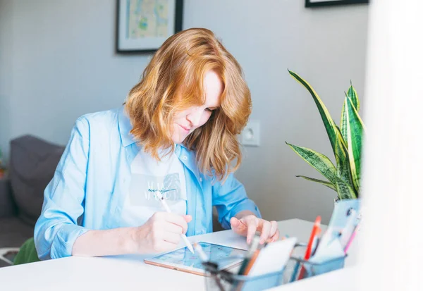 Junge Frau Mit Roten Haaren Illustrator Webdesignerin Greift Schreibtisch Home — Stockfoto