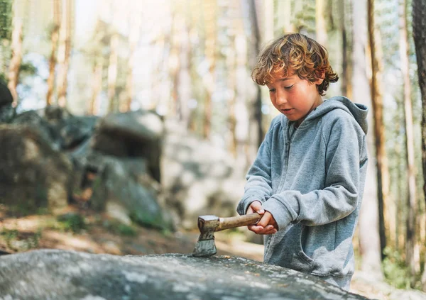 Tween Chlapec Ležérní Oblečení Řezy Držet Sekerou Skále Lese — Stock fotografie