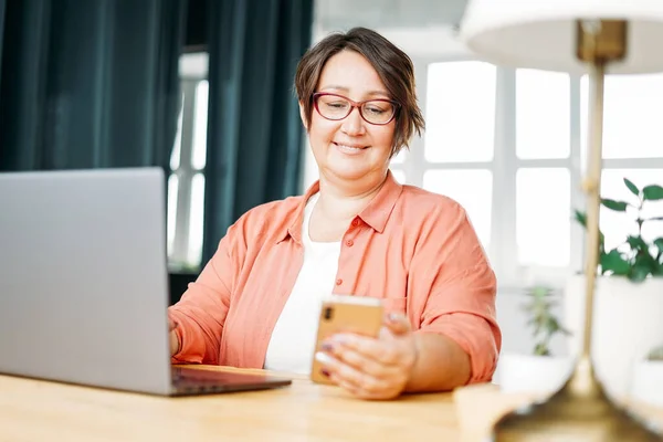 Dorosła Urocza Brunetka Kobieta Okularach Rozmiar Ciała Pozytywne Pracy Laptopem — Zdjęcie stockowe