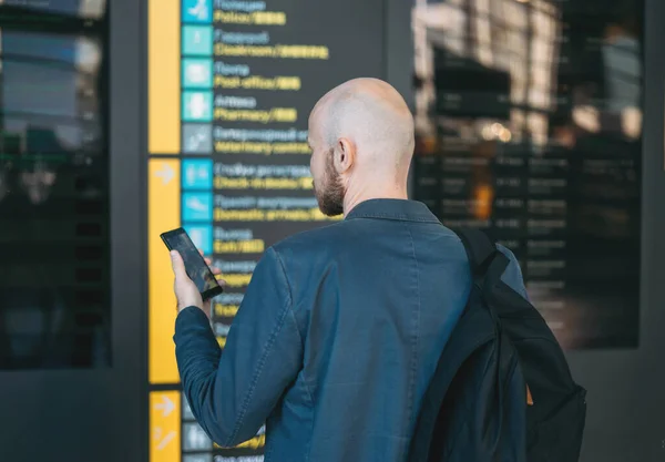 Homem Careca Barbudo Terno Usando Celular Com Mochila Informações Aeroporto — Fotografia de Stock