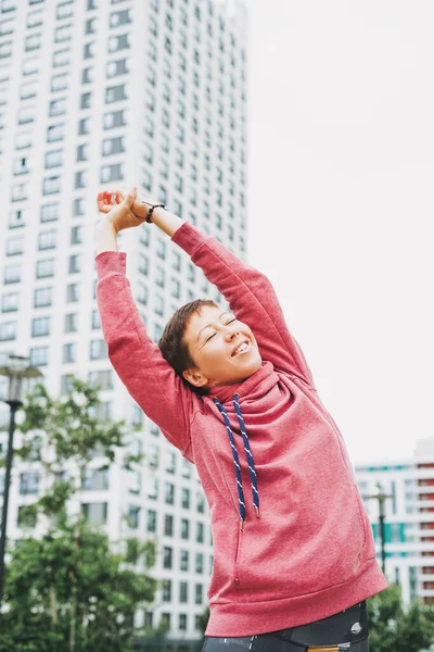 Une Jeune Femme Souriante Pratique Yoga Extérieur Ville Nouvelle Distance — Photo