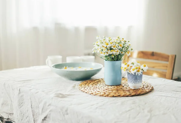 Table Avec Fleurs Camomille Sur Nappe Lin Dans Salon Intérieur — Photo