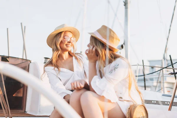 Deux Belles Filles Blondes Amies Mère Fille Blanc Chapeaux Paille — Photo