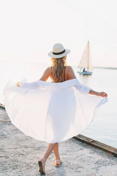 Mooie Blonde Jonge Vrouw Wit Shirt Pier Achtergrond Van Zeilboot — Stockfoto