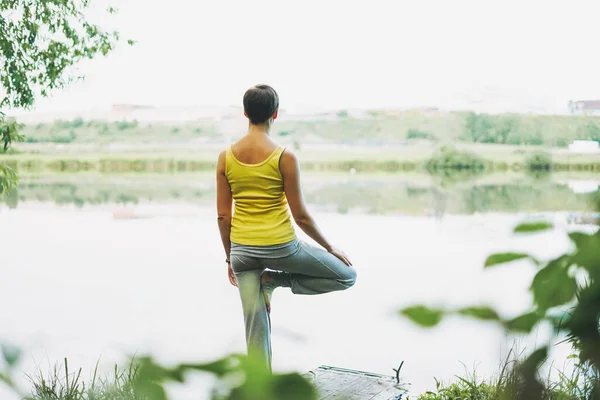 Mujer Joven Practica Yoga Aire Libre Nueva Distancia Social Normal —  Fotos de Stock
