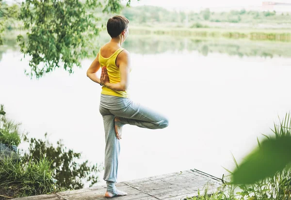 Genç Bir Kadın Dışarıda Yoga Yapıyor Yeni Normal Sosyal Mesafe — Stok fotoğraf