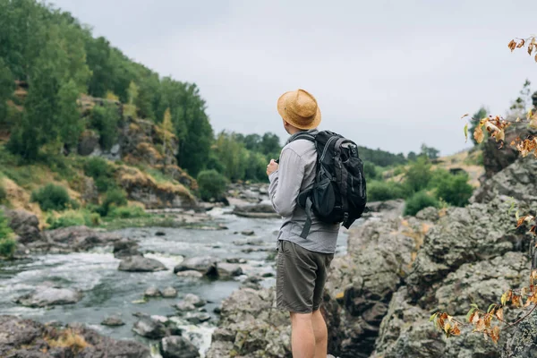 Νεαρός Ταξιδιώτης Ψάθινο Καπέλο Σακίδιο Στο Ποτάμι Του Βουνού Τοπικά — Φωτογραφία Αρχείου