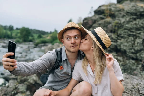 Feliz Pareja Jóvenes Viajeros Trajes Casuales Tomando Selfie Teléfono Móvil — Foto de Stock